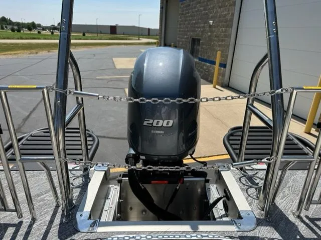 Slide: The Image of 2023 JC Neptoon 25 SB Sport with Yamaha 200 engine, docked outdoors. - 19