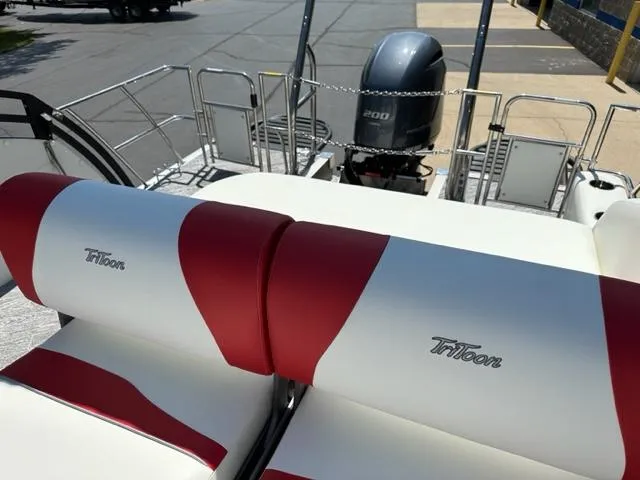 Slide: The Image of 2023 JC Neptoon 25 SB Sport boat with red and white Tritoon seating. - 17