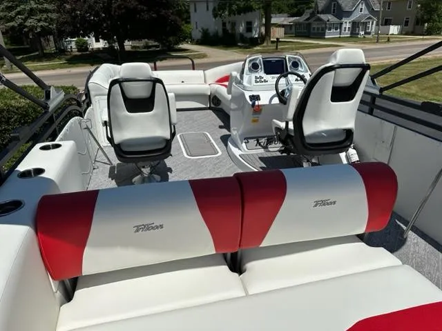 Slide: The Image of 2023 JC Neptoon 25 SB Sport boat interior with red and white seating. - 18