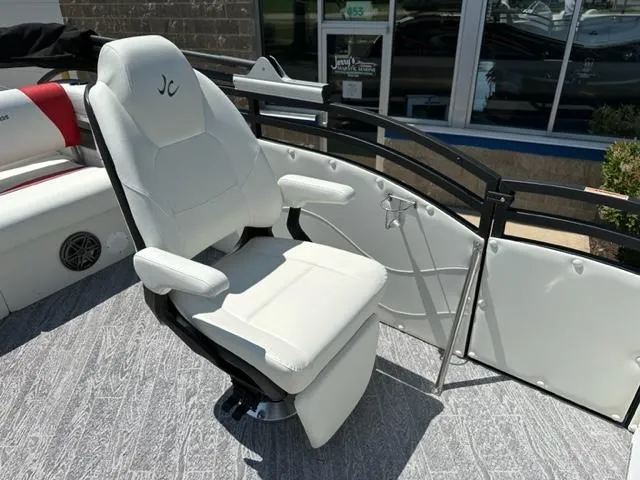 Slide: The Image of 2023 JC Neptoon 25 SB Sport boat with white captain's chair. - 22
