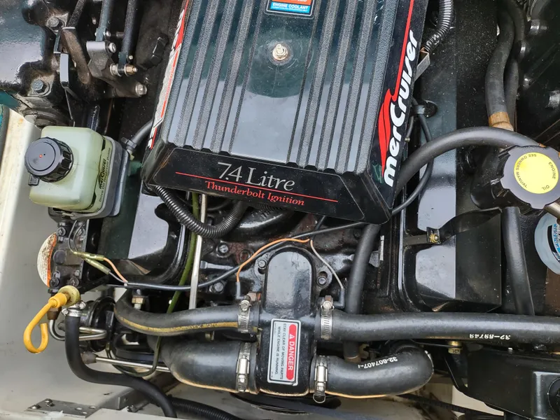 Slide: The Image of Engine of 1997 Sea Ray 240 SIGNATURE with 7.4L MerCruiser Thunderbolt Ignition. - 26