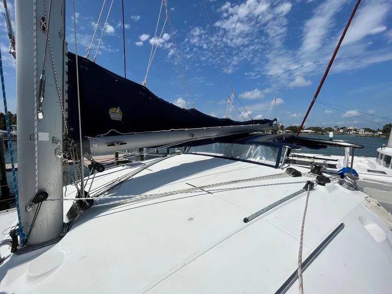 Slide: The Image of 2005 Lagoon 410 sailboat deck with mast and rigging under a clear sky. - 22