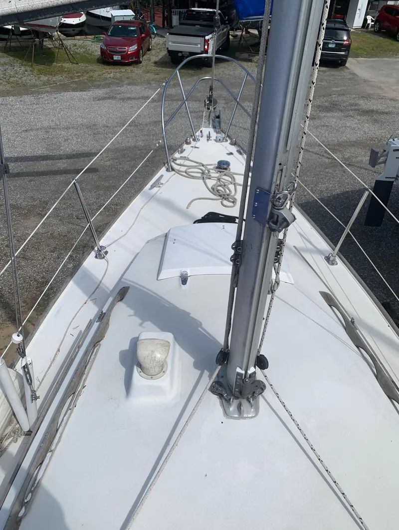Slide: The Image of 1979 Sabre 28-2 sailboat deck view with mast and rigging. - 10