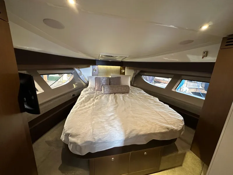 Slide: The Image of Die Kabine der Sea Ray Sundancer 400 von 2017 zeigt ein gemütliches Bett mit Fenstern an den Seiten. - 19