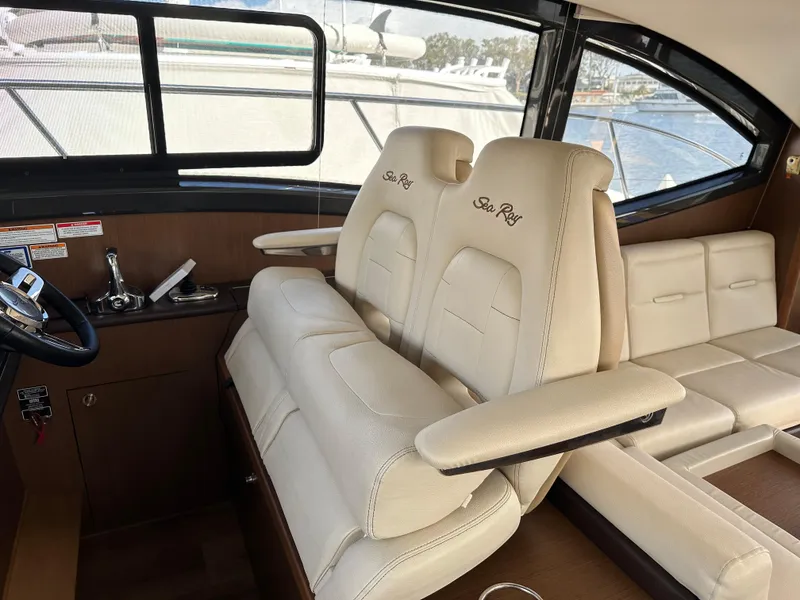 Slide: The Image of Innenraum einer Sea Ray Sundancer 400 von 2017 mit beigen Ledersitzen und einem Steuerrad. - 26