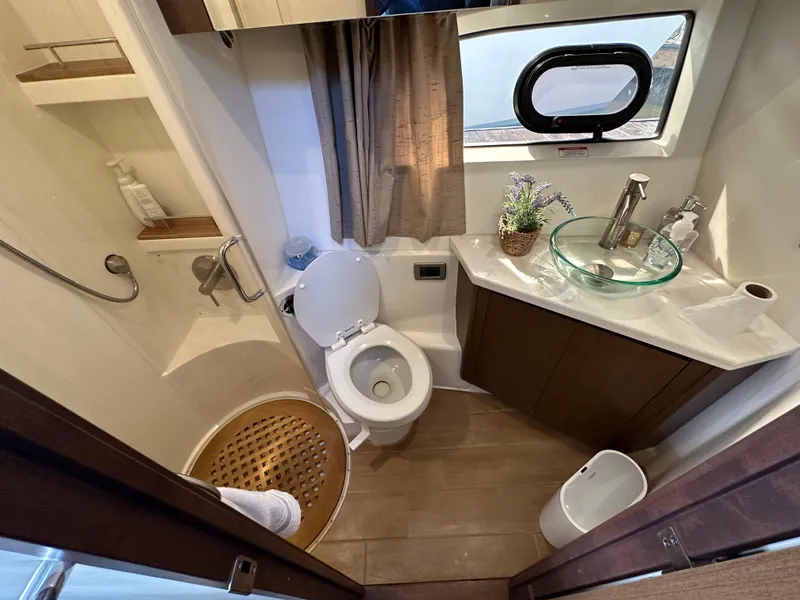 Slide: The Image of Das Bild zeigt ein elegantes Badezimmer auf einer Sea Ray Sundancer 400 von 2017 mit Glaswaschbecken und Dusche. - 33