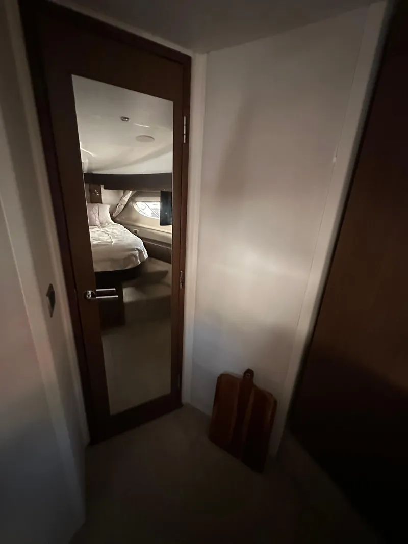Slide: The Image of Ein gemütliches Schlafzimmer mit einem großen Bett und einem Fenster, das natürliches Licht hereinlässt. - 40