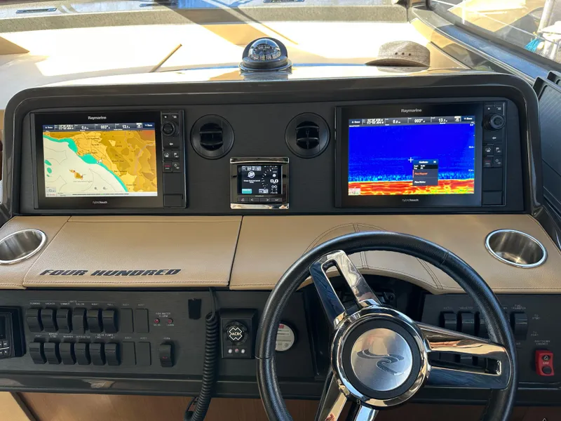 Slide: The Image of Das Cockpit der Sea Ray Sundancer 400 von 2017 zeigt moderne Navigationssysteme und ein elegantes Lenkrad. - 30