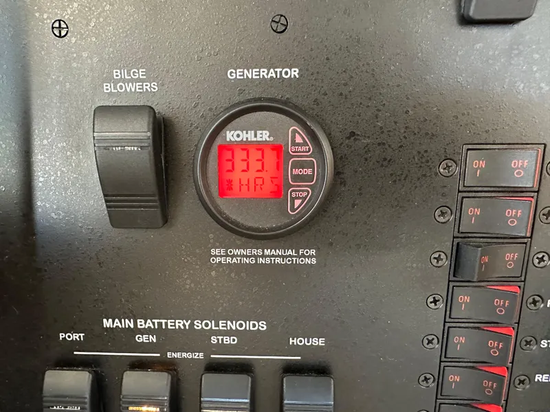 Slide: The Image of Ein Steuerpanel mit einem Kohler-Generator-Display zeigt 337 Betriebsstunden an. - 46