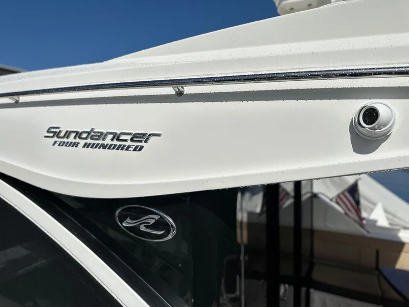Slide: The Image of Nahaufnahme des Sea Ray Sundancer 400 mit elegantem Design und klaren Linien. - 14