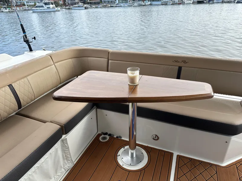 Slide: The Image of Ein eleganter Sitzbereich auf einem Sea Ray Sundancer 400 von 2017 mit einem Holztisch und einem Kerzenhalter. - 35