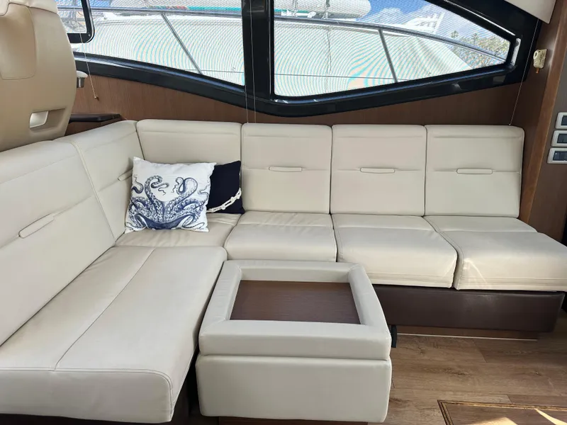 Slide: The Image of Innenraum der Sea Ray Sundancer 400 von 2017 mit beigem Ledersofa und Kissen. - 13