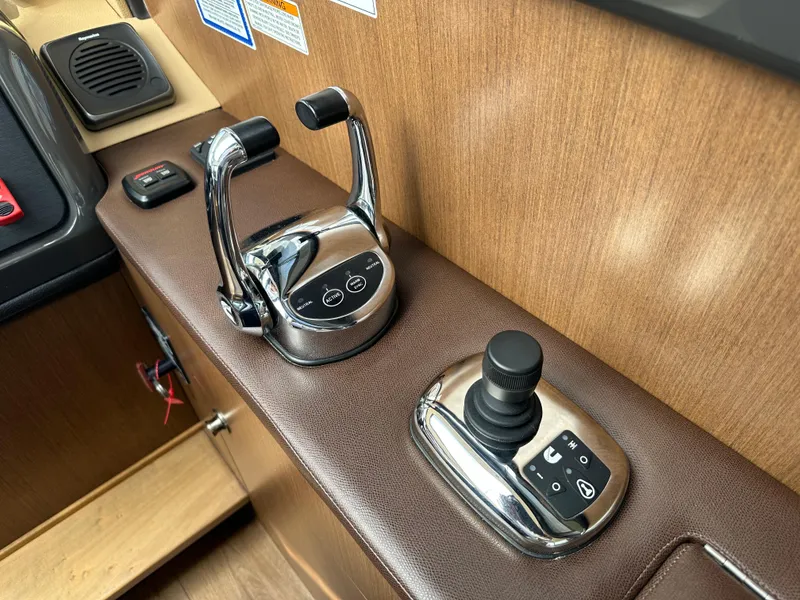 Slide: The Image of Nahaufnahme der Steuerkonsole einer Sea Ray Sundancer 400 von 2017 mit Steuerhebeln und Joystick. - 16