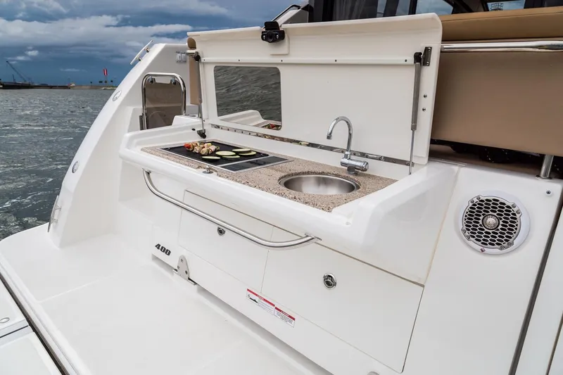 Slide: The Image of Die Sea Ray Sundancer 400 von 2017 zeigt eine Außenküche mit Spüle und Grill auf dem Deck. - 47