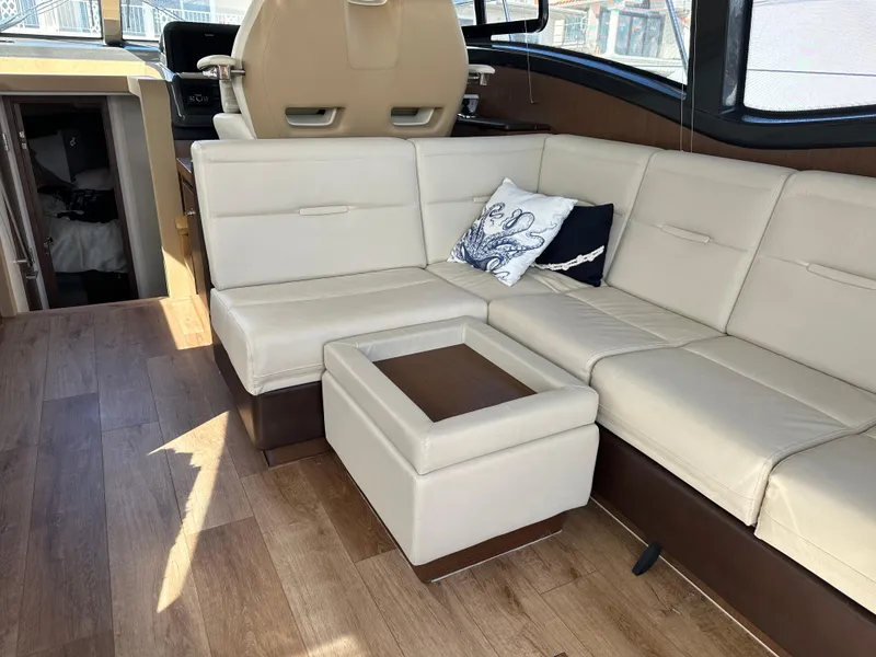 Slide: The Image of Innenraum einer Sea Ray Sundancer 400 von 2017 mit beigem Ledersofa und Holzboden. - 24