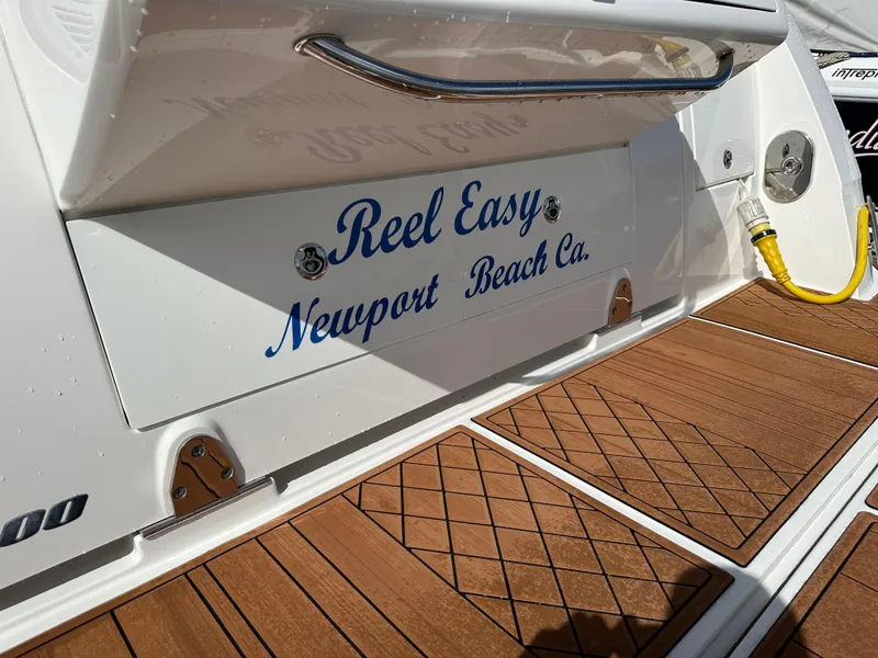 Slide: The Image of Das Bild zeigt das Heck eines Sea Ray Sundancer 400 mit dem Namen "Reel Easy" aus Newport Beach, Kalifornien. - 21