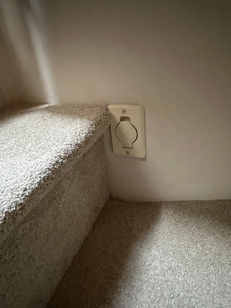 Slide: The Image of Eine Teppichtreppe mit einer Steckdose an der Wand. - 36