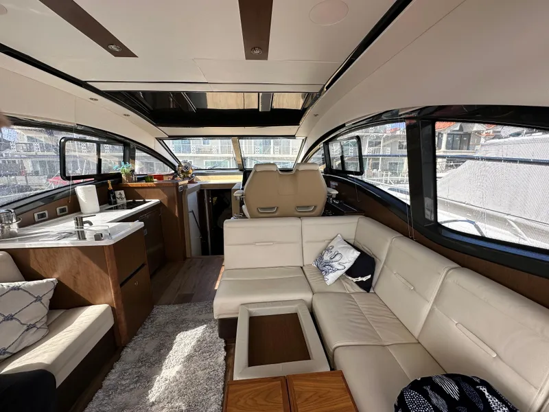 Slide: The Image of Innenansicht einer Sea Ray Sundancer 400 von 2017 mit eleganter Sitzecke und Küchenzeile. - 38