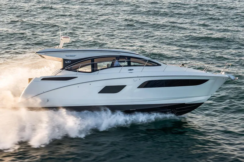 Slide: The Image of Die Sea Ray Sundancer 400 von 2017 gleitet elegant über das Wasser. Sie hat ein modernes Design. - 76