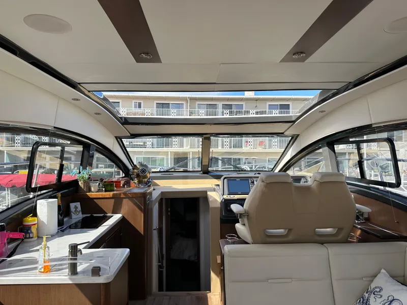 Slide: The Image of Innenraum einer Sea Ray Sundancer 400 von 2017 mit moderner Küche und Cockpit. - 15