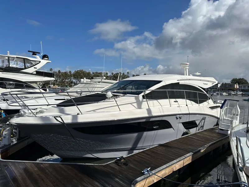 The Image of Die Sea Ray Sundancer 400 von 2017 liegt an einem Dock. Sie hat ein elegantes, modernes Design. - 0