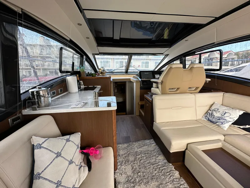 Slide: The Image of Innenraum einer Sea Ray Sundancer 400 von 2017 mit eleganter Sitzecke und moderner Küche. - 20