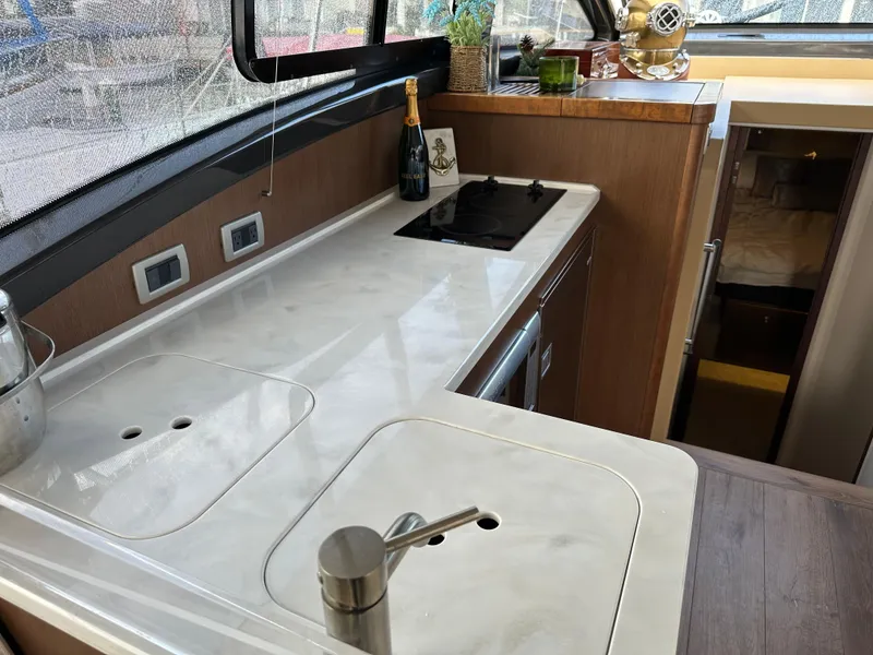 Slide: The Image of Die Küche einer Sea Ray Sundancer 400 von 2017 mit modernen Geräten und eleganter Arbeitsplatte. - 23