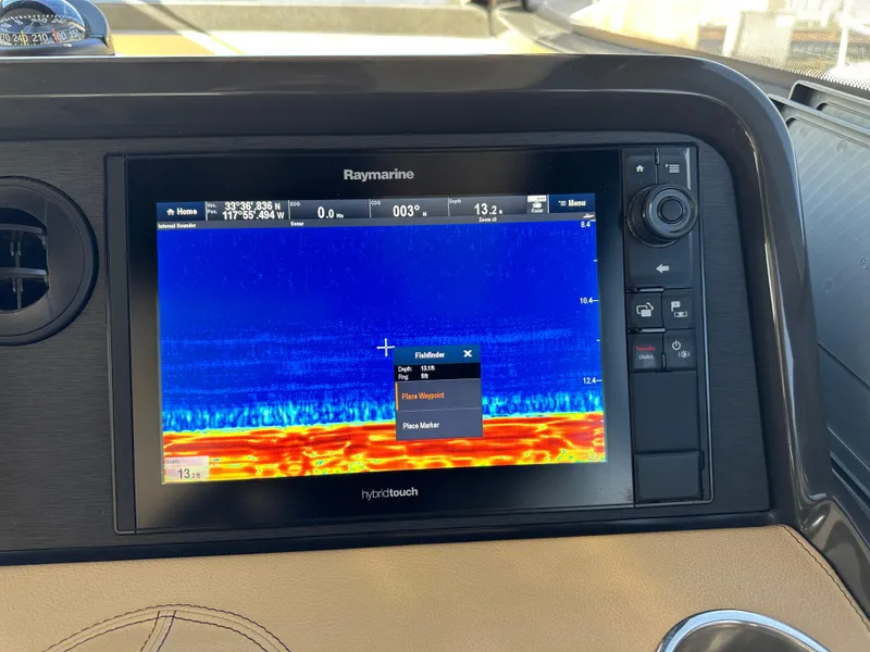 Slide: The Image of Das Bild zeigt ein Raymarine-Display auf einem Sea Ray Sundancer 400 von 2017. - 31