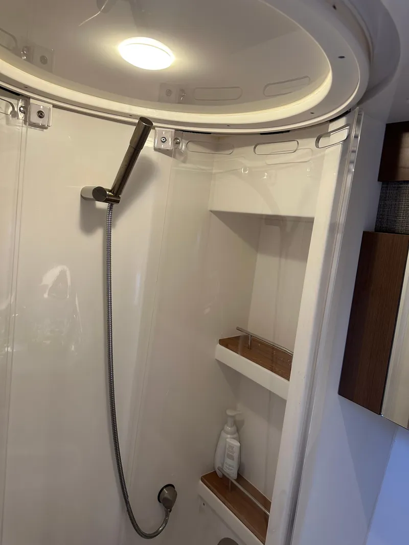 Slide: The Image of Die Dusche in der Sea Ray Sundancer 400 von 2017 ist modern und gut ausgestattet. - 37