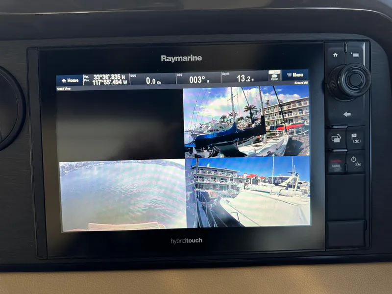 Slide: The Image of Raymarine-Display mit vier Kamerabildern von einem Hafen und Booten. - 28