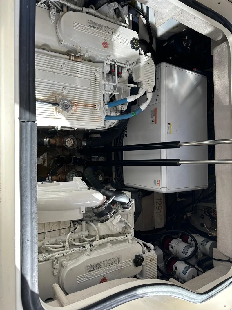Slide: The Image of Der Motorraum einer Sea Ray Sundancer 400 von 2017 zeigt zwei große Motoren und technische Komponenten. - 55