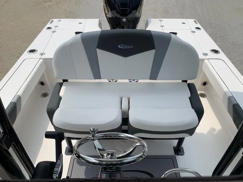 Slide: The Image of Robalo 226 Cayman Alloy Gray 2024 - 12