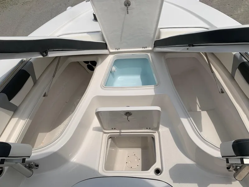 Slide: The Image of Robalo 226 Cayman Alloy Gray 2024 - 8