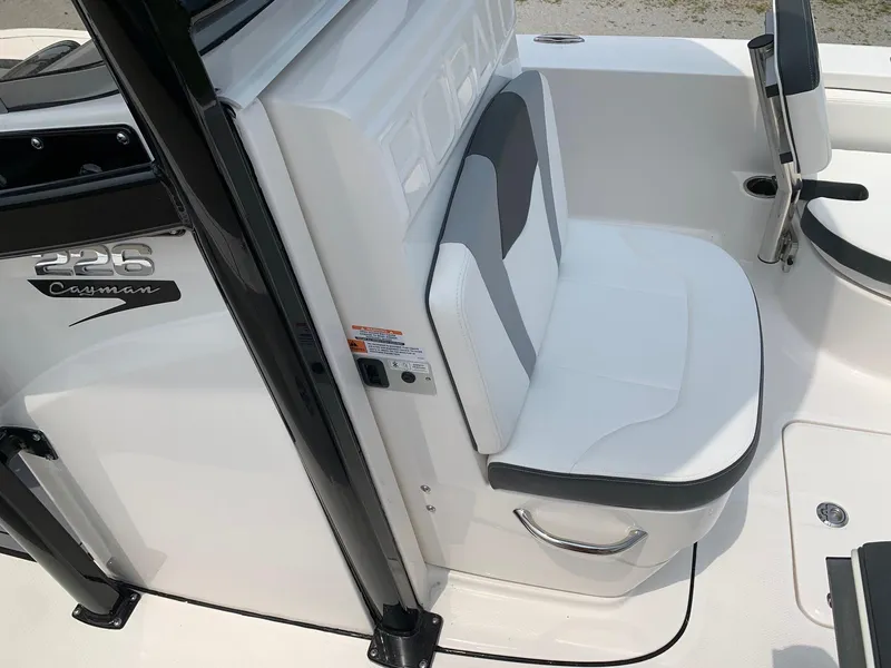 Slide: The Image of Robalo 226 Cayman Alloy Gray 2024 - 10
