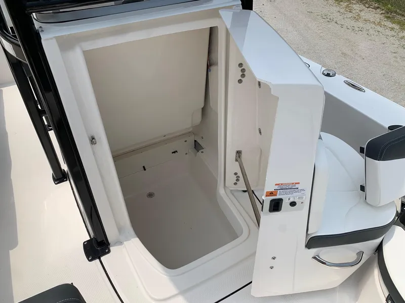 Slide: The Image of Robalo 226 Cayman Alloy Gray 2024 - 11