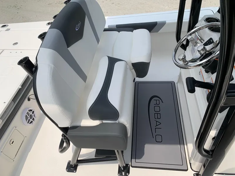 Slide: The Image of Robalo 226 Cayman Alloy Gray 2024 - 13