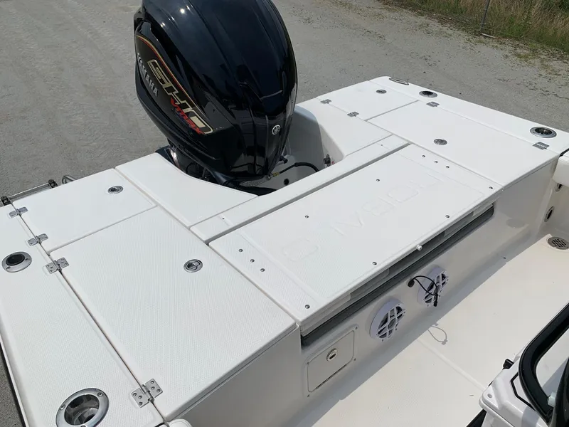 Slide: The Image of Robalo 226 Cayman Alloy Gray 2024 - 16