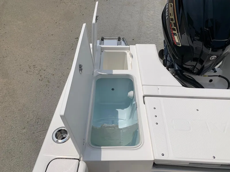 Slide: The Image of Robalo 226 Cayman Alloy Gray 2024 - 18