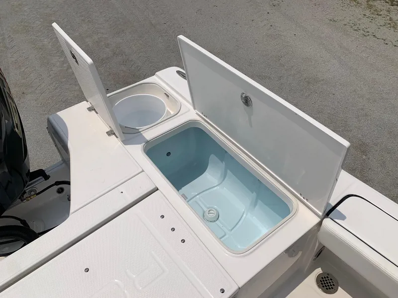 Slide: The Image of Robalo 226 Cayman Alloy Gray 2024 - 19