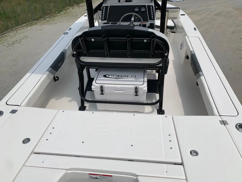 Slide: The Image of Robalo 226 Cayman Alloy Gray 2024 - 5