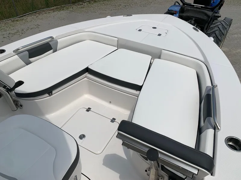 Slide: The Image of Robalo 226 Cayman Alloy Gray 2024 - 7