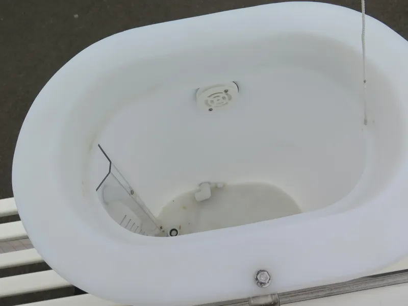 Slide: The Image of White livewell on 1988 Blackman 26 Billfisher boat. - 31