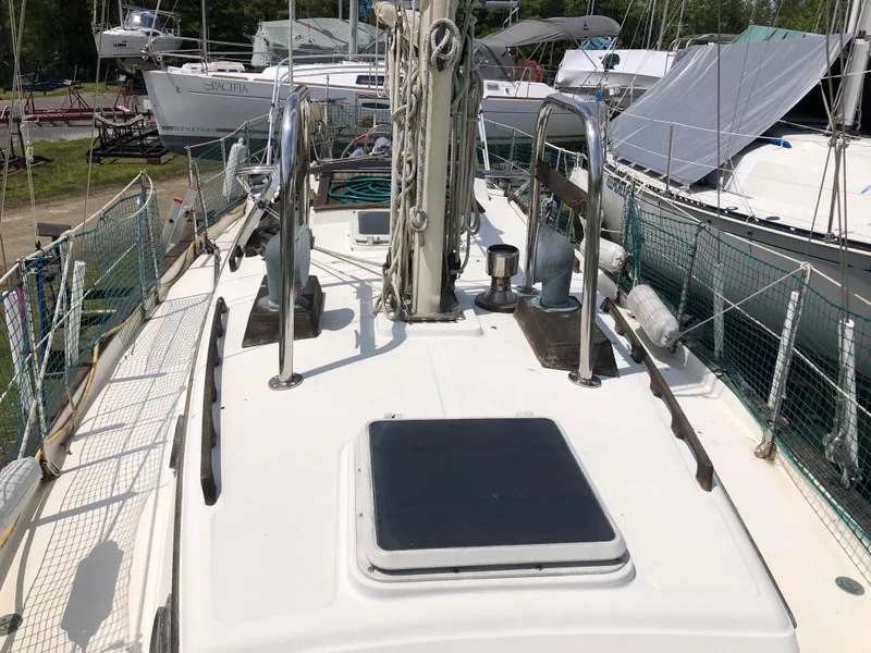 Slide: The Image of 1986 Pacific Seacraft Crealock 34 sailboat deck with rigging and hatch. - 13