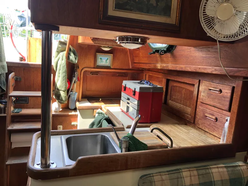 Slide: The Image of Pacific Seacraft Crealock 34 1986 - 50