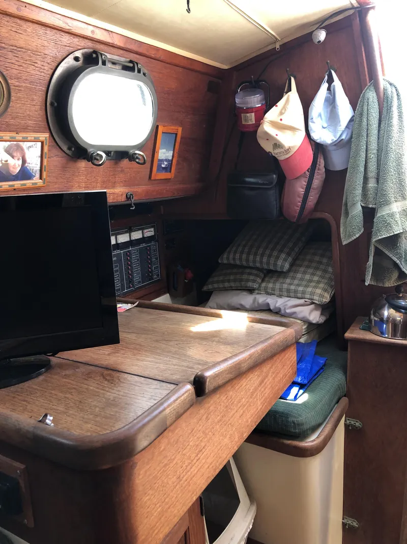 Slide: The Image of Pacific Seacraft Crealock 34 1986 - 51