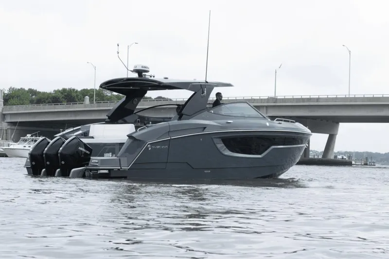 Slide: The Image of Cruisers 38 GLS South Beach Outboard 2024 - 10