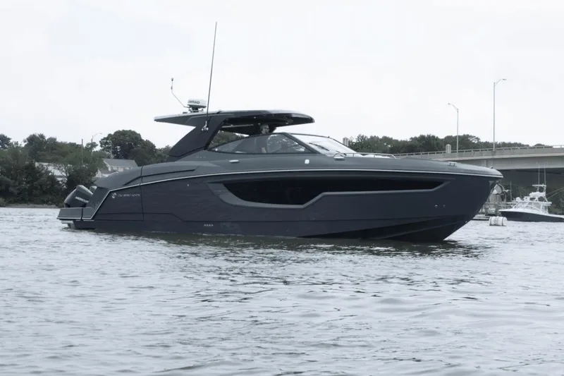 Slide: The Image of Cruisers 38 GLS South Beach Outboard 2024 - 11