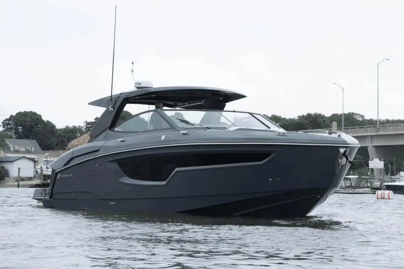Slide: The Image of Cruisers 38 GLS South Beach Outboard 2024 - 12