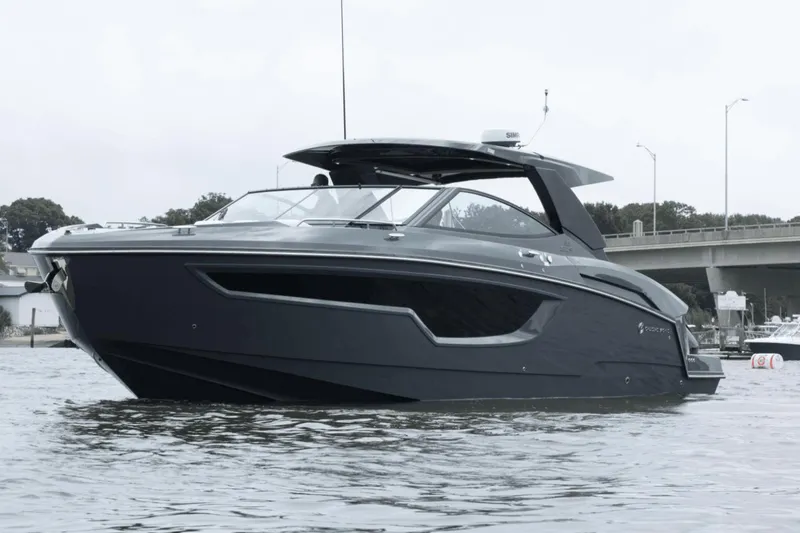 Slide: The Image of Cruisers 38 GLS South Beach Outboard 2024 - 17