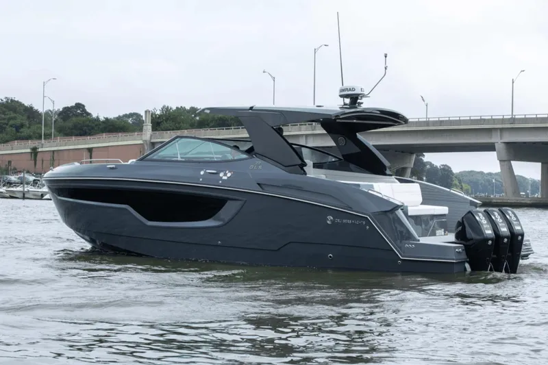 Slide: The Image of Cruisers 38 GLS South Beach Outboard 2024 - 18